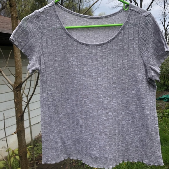 Light frilly t-shirt - Picture 1 of 2